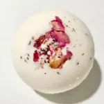 Badekugel mit Rosenblüten